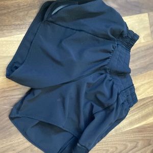 lululemon black size 2 4” hotty hots